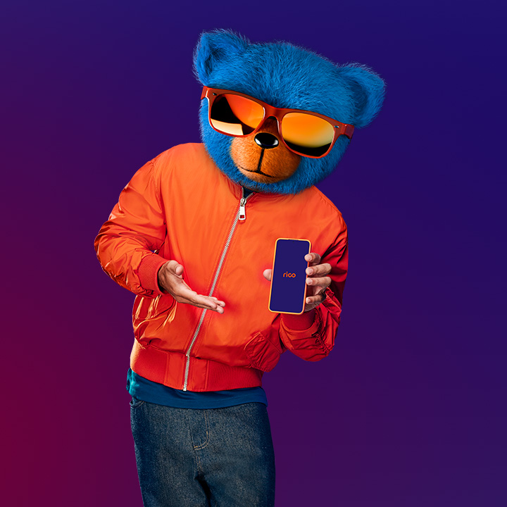 Campanha de perfis da Rico - urso segurando celular com a conta digital Rico aberta na tela