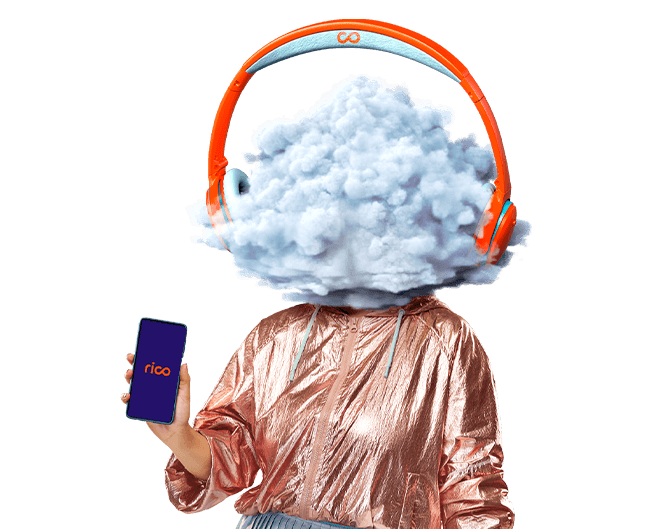 Personagem da campanha perfis Rico segurando celular com app Rico aberto