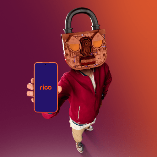 Personagem da campanha Rico segurando celular com o app Rico aberto