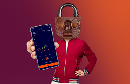 Personagem com cabeça de cadeado segurando celular com o app Rico aberto