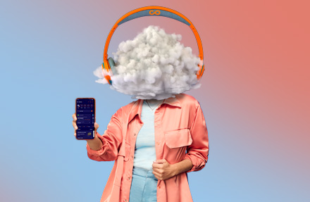 Personagem com cabeça de nuvem segurando celular com o app Rico aberto