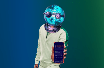 Personagem com cabeça de eletricidade segurando celular com o app Rico aberto