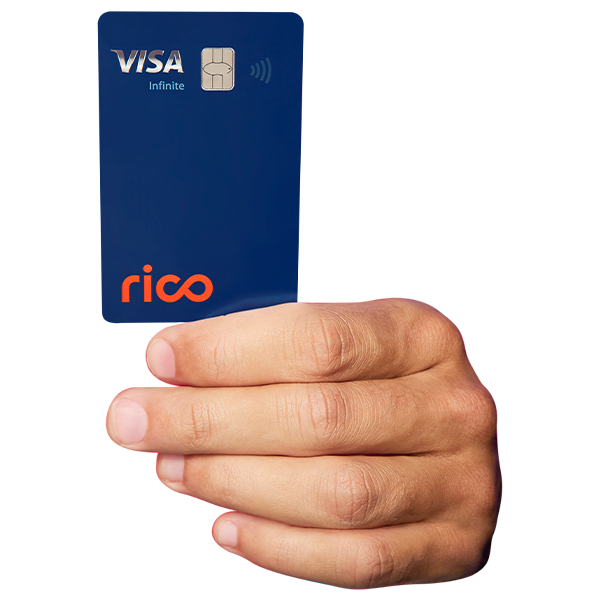 Cartão de crédito Rico Visa sendo segurado na mão com design moderno