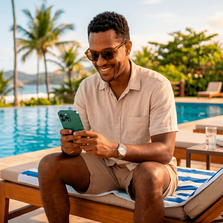 essoa utilizando aplicativo da Rico no celular em área de lazer com piscina