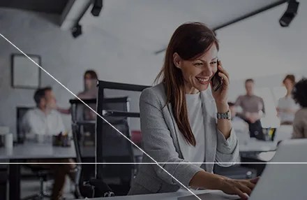 Imagem de mulher falando ao telefone em uma empresa